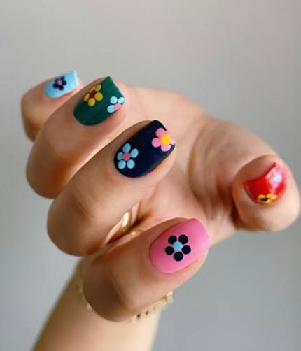Nail Artist